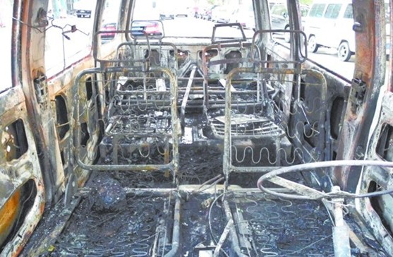 面包車(chē)行駛中起火爆炸燒成鐵架 司機(jī)棄車(chē)逃生