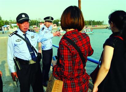 青島片警長(zhǎng)假怎么過(guò):值守碼頭幫居民看家