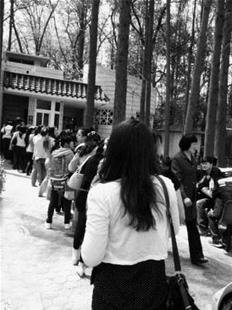 東湖女廁門外排長隊(duì)（來自網(wǎng)友“琳子的向日葵”微博）