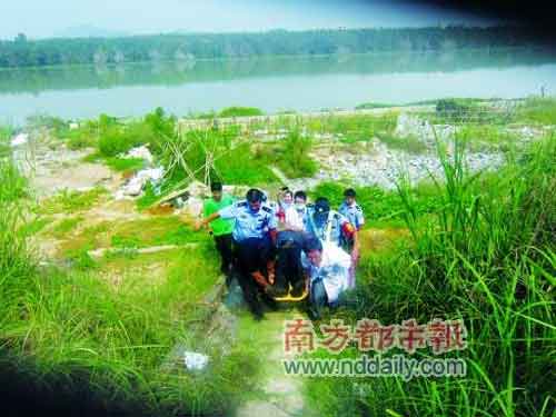 被警方打撈上岸時(shí)，張勁鋒還能說(shuō)話。圖片由警方提供