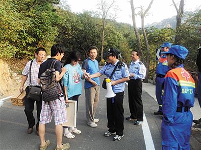 山上寫(xiě)生迷路 顏料指路 民警找到迷路小畫(huà)家