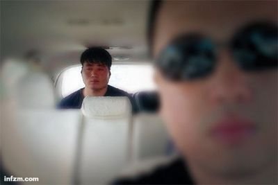 被警察從家中帶走前，蔡洋還不明白自己闖了什么禍。“網(wǎng)上對我一半支持一半反對。”他對母親說。 （