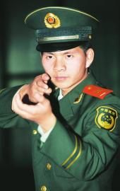 10月15日，武警廣元支隊(duì)狙擊手杜峰峰講述擊斃歹徒時(shí)的場(chǎng)景。