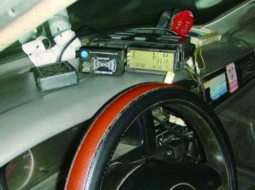 青島出租車(chē)裝跑得快乘客被宰 打車(chē)記住要發(fā)票