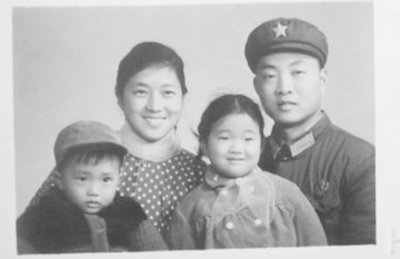 1971年12月4日的全家福，母親很漂亮