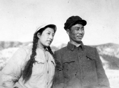1953年，朝鮮戰(zhàn)爭(zhēng)結(jié)束后，父親歸國(guó)，這張父親像張豐毅。