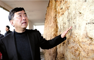 2011年11月8日，著名作家余秋雨在河南省三門峽市參觀仰韶文化博物館。 圖/CFP