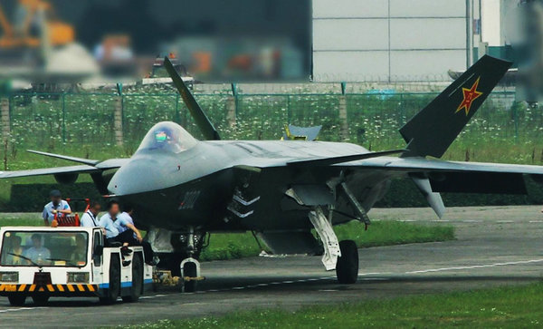 資料圖：牽引中的殲-20測(cè)試機(jī)。