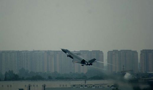 資料圖：殲-20戰(zhàn)機(jī)加力起飛，其機(jī)翼兩端出現(xiàn)兩道白色的渦流，感覺(jué)十分唯美。