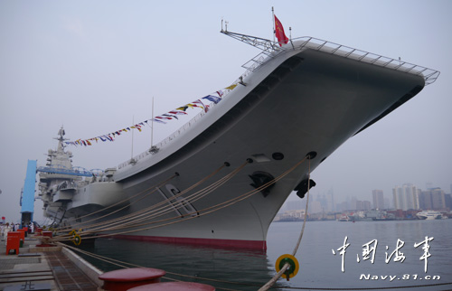 資料圖：中國(guó)航母遼寧艦正式入列。