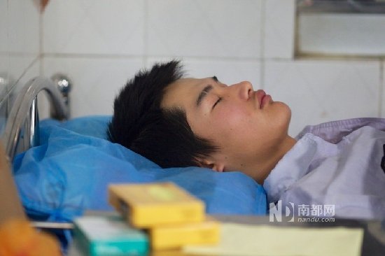 圖為被打傷的保安管飛龍被醫(yī)生診斷為全身多處軟組織挫傷，據(jù)其他保安介紹他到醫(yī)院后神志不是很清楚一直昏睡。 王子榮 攝