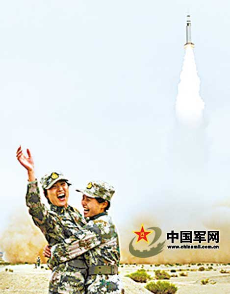 中國女兵走向作戰(zhàn)崗位：風吹玉手煉鐵骨(圖)