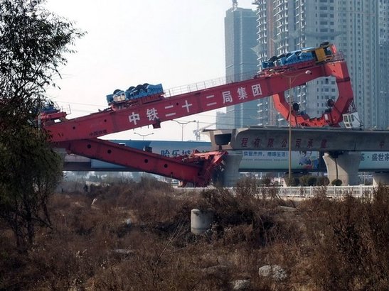 哈爾濱在建工地發(fā)生架橋機倒塌事故 多人傷亡