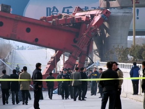 哈爾濱在建工地發(fā)生架橋機倒塌事故 多人傷亡