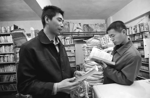 河南打工小伙馬輝在烏魯木齊一間200多平方米的地下室里，自辦“打工者書屋”，專門為打工者提供租書、看書服務。朱翊攝