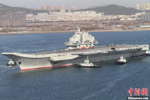 10月30日10時20分，中國航母“遼寧艦”?？吭谶|寧省大連港碼頭，完成了其正式交接入役后的首次出海。圖為當日向大連港碼頭駛入的“遼寧艦”。<a target=&apos;_blank&apos; href=&apos; align=