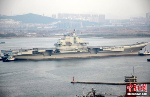 10月30日10時20分，中國航母“遼寧艦”?？吭谶|寧省大連港碼頭，完成了其正式交接入役后的首次出海。圖為當日向大連港碼頭駛入的“遼寧艦”。<a target=&apos;_blank&apos; href=&apos; align=