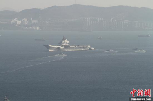 10月30日10時(shí)20分，中國航母“遼寧艦”?？吭谶|寧省大連港碼頭，完成了其正式交接入役后的首次出海。圖為當(dāng)日向大連港碼頭駛?cè)氲?#8220;遼寧艦”。<a target=&apos;_blank&apos; href=&apos; align=