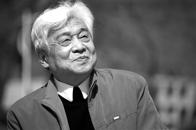 中國(guó)傳媒大學(xué)播音主持藝術(shù)學(xué)院前任院長(zhǎng)、76歲的中國(guó)播音界泰斗張頌，因食道癌晚期醫(yī)治無(wú)效，于昨日在北京去世。 宋佳音 攝
