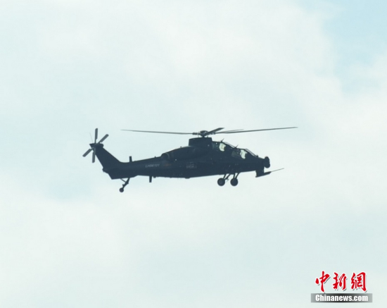 武直10現(xiàn)身珠海航展上空。陳海峰攝
