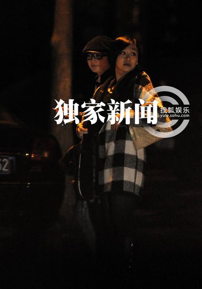 劉亦菲與閨蜜“情侶衫”出街 駕豪車(chē)同歸