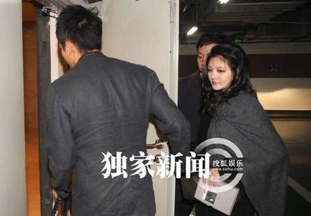 大S汪小菲情侶裝“飛躍”長城 曝婚后恩愛細節(jié)(組圖)