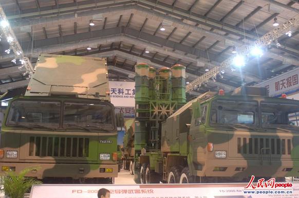 FD-2000導(dǎo)彈發(fā)射車與相配備的雷達(dá)車。攝影：閆嘉琪
