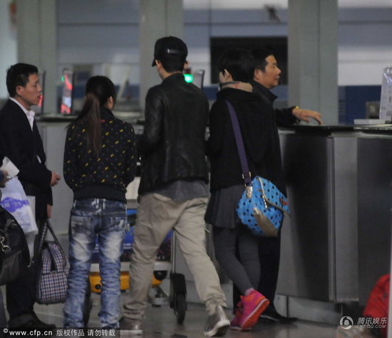張杰機(jī)場悍馬車接送 謝娜緊隨身后素顏似小媳婦