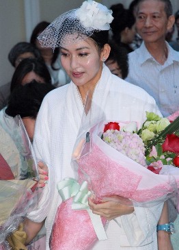 轉發(fā)到微博李彩樺接受浸洗禮歸入基督教。