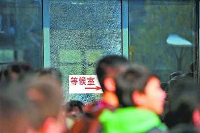 濟(jì)南3000人競(jìng)聘300交警職位擠碎玻璃