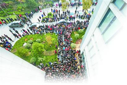 濟(jì)南3000人競(jìng)聘300交警職位擠碎玻璃
