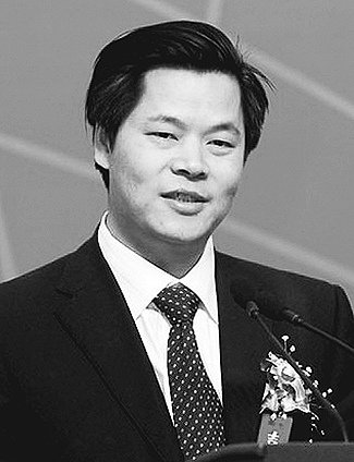  鄭功成 1964年生，湖南平江人。現(xiàn)任中國人民大學(xué)教授、全國人大常委會委員。兼國務(wù)院首屆醫(yī)改咨詢委員會委員、國家減災(zāi)委專家委副主任、中國勞動學(xué)會副會長、中國社會保險學(xué)會副會長、中國社會福利協(xié)會等副會長等。長期從事社會保障、收入分配及與民生相關(guān)領(lǐng)域的研究，是“中國社會保障改革與發(fā)展戰(zhàn)略”、“維護(hù)社會公平正義與保障國民共享發(fā)展成果”、“國家社會福利制度發(fā)展戰(zhàn)略”等重大戰(zhàn)略項目研究的首席專家。出版過著作30余種，發(fā)表學(xué)術(shù)文章約400多篇，多篇政研報告或文章被中央領(lǐng)導(dǎo)同志批示。