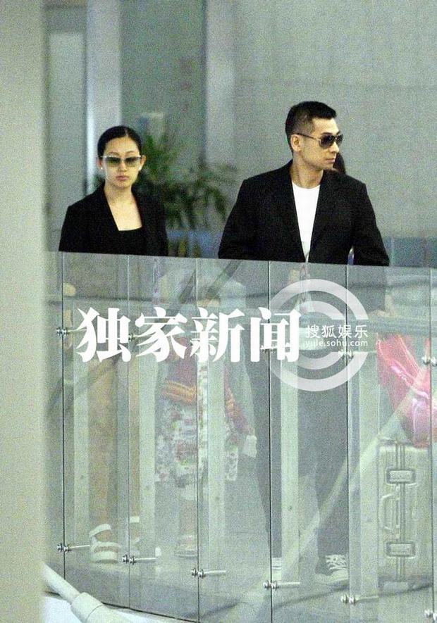 趙文卓攜妻帶女現(xiàn)身機(jī)場 妻子熱褲秀長腿女兒可愛近照曝光