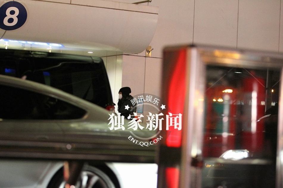 李冰冰豪車隊(duì)接機(jī)排場大 美女助理驚艷亮相似Ella