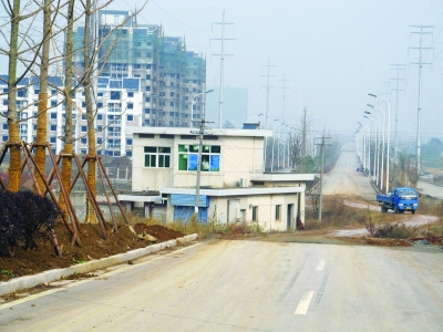“房堅強”站在路中央已近3年。