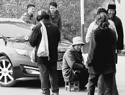有老人堵在婚車前強(qiáng)行討要。