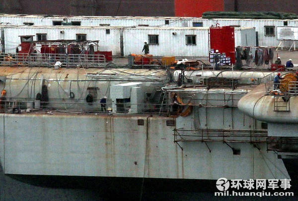 資料圖：瓦良格航母接受改造。
