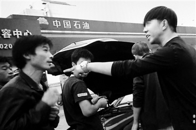 10月4日，洗車行領(lǐng)班（圖右）斥責智障工吳發(fā)兵的哥哥吳劍兵。