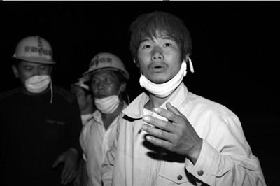 2008年，映秀馬元江搜救現(xiàn)場(chǎng)的尹春龍。（資料圖片） 本報(bào)記者周民攝
