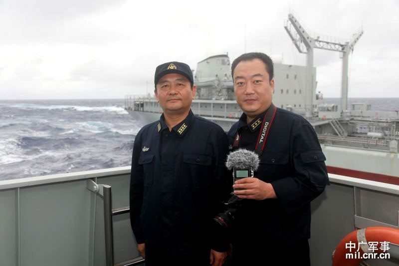 遠洋航行補給中，中國廣播網記者馬藝（右）采訪東海艦隊某驅逐艦支隊長王建勛