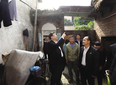 12月7日至11日，中共中央總書記、中央軍委主席習(xí)近平在廣東省考察工作。這是習(xí)近平在順德黃龍村看望村民張錫堯一家?？吹椒块g有漏水的痕跡，他要求當(dāng)?shù)貛椭鉀Q。新華社記者 蘭紅光 攝