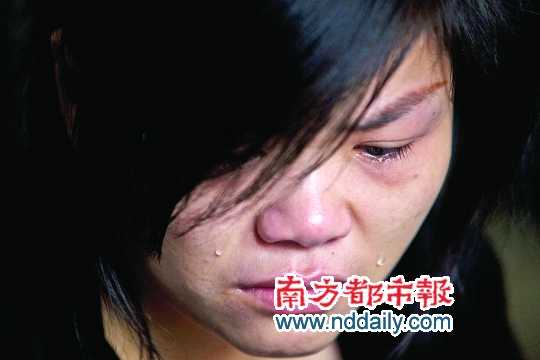 在講述姐姐生前事時(shí)，譚小勤的妹妹淚流滿(mǎn)面。