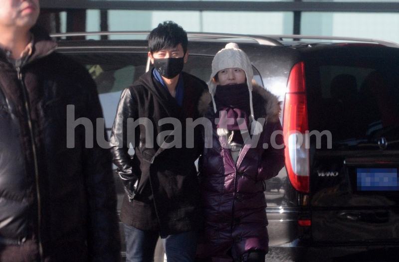 謝娜素顏抵京眼袋下垂 張杰一路挽手對(duì)視秀恩愛