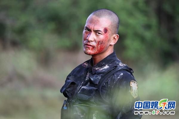 何潔攜新男友機(jī)場(chǎng)大秀恩愛(ài)引圍觀 赫子銘背景私照曝光