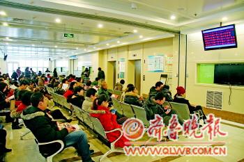 18日上午,在青島婦兒醫(yī)院產(chǎn)科門診候診的孕婦及家人。本報(bào)記者董海蕊攝