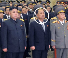 12月17日在朝鮮平壤錦繡山太陽(yáng)宮舉行的金正日逝世一周年悼念活動(dòng)中，被推測(cè)為朝鮮第二自然科學(xué)院院長(zhǎng)崔春植的人（右二圓圈內(nèi)）站在國(guó)防委員會(huì)第一委員長(zhǎng)金正恩旁邊。