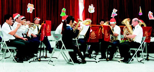 20名少年到士林地方法院演奏圣誕歌曲，掌聲如雷。 臺灣《聯(lián)合報》