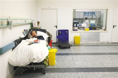姚四海的病床占了兩三個病床的位置，他5年沒交過錢。