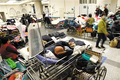 12月20日凌晨，西城一家三甲醫(yī)院急診的大廳和過道上擠滿了臨時病床。記者看到，急診病床上躺著的多為老年病號。A28-A29版攝影/新京報記者 尹亞飛