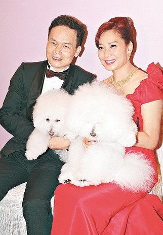 鄺美云與男友及兩只愛犬拍“全家福”。